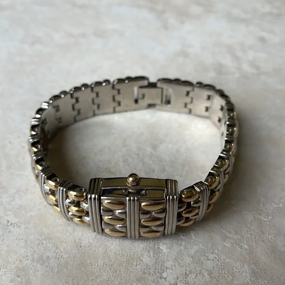 Armitron lady battery water resistant silver and gold - Picture 4 of 7